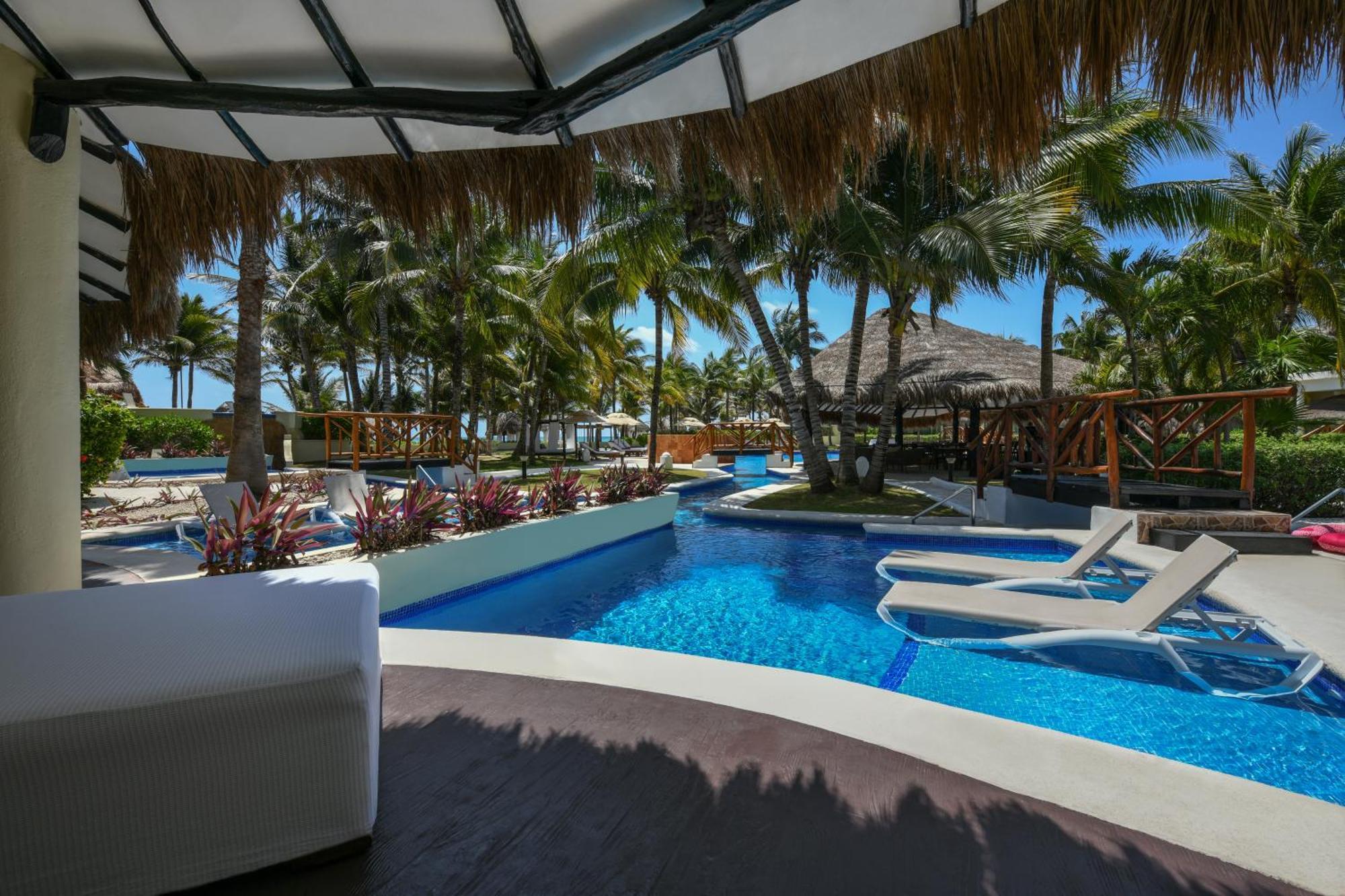 Royal Retreat Deluxe Swim Swim Up Suite